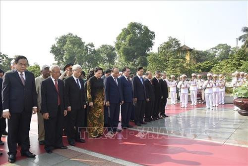 Đoàn đại biểu Lãnh đạo, nguyên Lãnh đạo Đảng, Nhà nước và Mặt trận Tổ quốc Việt Nam đặt vòng hoa tại Đài tưởng niệm các Anh hùng Liệt sỹ trên đường Bắc Sơn. Ảnh: Dương Giang – TTXVN Đoàn đại biểu Lãnh đạo, nguyên Lãnh đạo Đảng, Nhà nước và Mặt trận Tổ quốc Việt Nam đặt vòng hoa tại Đài tưởng niệm các Anh hùng Liệt sỹ trên đường Bắc Sơn. Ảnh: Dương Giang – TTXVN