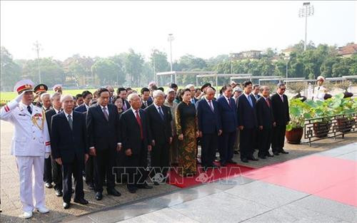 Đoàn đại biểu Lãnh đạo, nguyên Lãnh đạo Đảng, Nhà nước và MTTQ Việt Nam đến đặt vòng hoa và vào Lăng viếng Chủ tịch Hồ Chí Minh. Ảnh: Dương Giang - TTXVN Đoàn đại biểu Lãnh đạo, nguyên Lãnh đạo Đảng, Nhà nước và MTTQ Việt Nam đến đặt vòng hoa và vào Lăng viếng Chủ tịch Hồ Chí Minh. Ảnh: Dương Giang - TTXVN