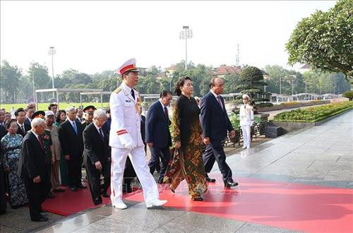 Đoàn đại biểu Lãnh đạo, nguyên Lãnh đạo Đảng, Nhà nước và MTTQ Việt Nam đến đặt vòng hoa và vào Lăng viếng Chủ tịch Hồ Chí Minh. Ảnh: Dương Giang - TTXVN Đoàn đại biểu Lãnh đạo, nguyên Lãnh đạo Đảng, Nhà nước và MTTQ Việt Nam đến đặt vòng hoa và vào Lăng viếng Chủ tịch Hồ Chí Minh. Ảnh: Dương Giang - TTXVN