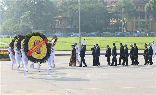 Đoàn đại biểu Lãnh đạo, nguyên Lãnh đạo Đảng, Nhà nước và MTTQ Việt Nam đến đặt vòng hoa và vào Lăng viếng Chủ tịch Hồ Chí Minh. Ảnh: Dương Giang - TTXVN Đoàn đại biểu Lãnh đạo, nguyên Lãnh đạo Đảng, Nhà nước và MTTQ Việt Nam đến đặt vòng hoa và vào Lăng viếng Chủ tịch Hồ Chí Minh. Ảnh: Dương Giang - TTXVN