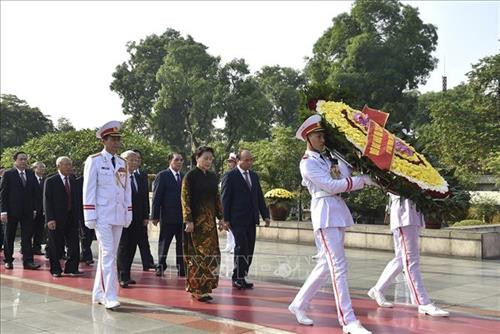Đoàn đại biểu Lãnh đạo, nguyên Lãnh đạo Đảng, Nhà nước và Mặt trận Tổ quốc Việt Nam đặt vòng hoa tại Đài tưởng niệm các Anh hùng Liệt sỹ trên đường Bắc Sơn. Ảnh: Dương Giang – TTXVN Đoàn đại biểu Lãnh đạo, nguyên Lãnh đạo Đảng, Nhà nước và Mặt trận Tổ quốc Việt Nam đặt vòng hoa tại Đài tưởng niệm các Anh hùng Liệt sỹ trên đường Bắc Sơn. Ảnh: Dương Giang – TTXVN