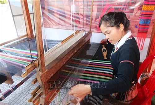 Trình diễn dệt thổ cẩm của dân tộc Vân Kiểu, tỉnh Quảng Trị. Ảnh: Hồ Cầu - TTXVN Trình diễn dệt thổ cẩm của dân tộc Vân Kiểu, tỉnh Quảng Trị. Ảnh: Hồ Cầu - TTXVN