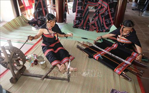 Trình diễn quay sợi, dệt thổ cẩm của dân tộc Giẻ Triêng tỉnh Kon Tum. Ảnh: Hồ Cầu - TTXVN Trình diễn quay sợi, dệt thổ cẩm của dân tộc Giẻ Triêng tỉnh Kon Tum. Ảnh: Hồ Cầu - TTXVN