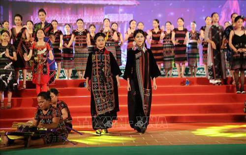 Trình diễn bộ sưu tập thổ cẩm Dèng của các dân tộc huyện A Lưới (Thừa Thiên-Huế) của nhà thiết kế Minh Hạnh trong đêm khai mạc ngày hội. Ảnh: Hồ Cầu - TTXVN Trình diễn bộ sưu tập thổ cẩm Dèng của các dân tộc huyện A Lưới (Thừa Thiên-Huế) của nhà thiết kế Minh Hạnh trong đêm khai mạc ngày hội. Ảnh: Hồ Cầu - TTXVN