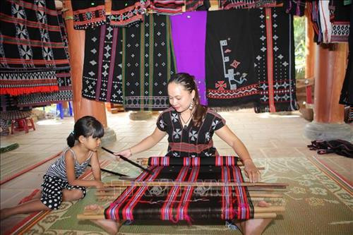Trình diễn dệt thổ cẩm Dèng của các dân tộc tỉnh Thừa Thiên-Huế. Ảnh: Hồ Cầu - TTXVN Trình diễn dệt thổ cẩm Dèng của các dân tộc tỉnh Thừa Thiên-Huế. Ảnh: Hồ Cầu - TTXVN