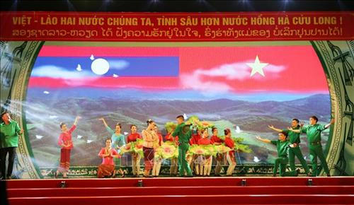 Chương trình biểu diễn nghệ thuật của các đoàn về dự Ngày hội trong đêm khai mạc. Ảnh: Hồ Cầu - TTXVN Chương trình biểu diễn nghệ thuật của các đoàn về dự Ngày hội trong đêm khai mạc. Ảnh: Hồ Cầu - TTXVN