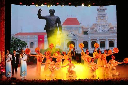 Một tiết mục văn nghệ tại chương trình. Ảnh: Thành Đạt - TTXVN Một tiết mục văn nghệ tại chương trình. Ảnh: Thành Đạt - TTXVN