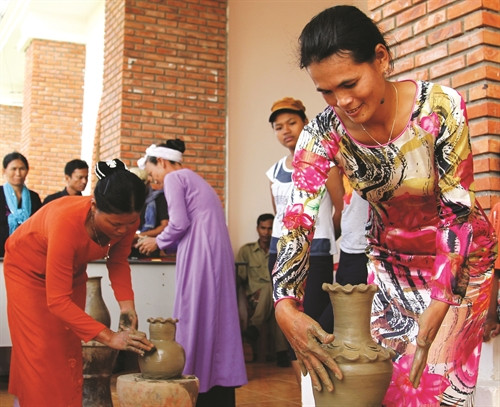 Phụ nữ làng Bàu Trúc đoàn kết, thi đua làm nhiều sản phẩm đẹp, bền Phụ nữ làng Bàu Trúc đoàn kết, thi đua làm nhiều sản phẩm đẹp, bền