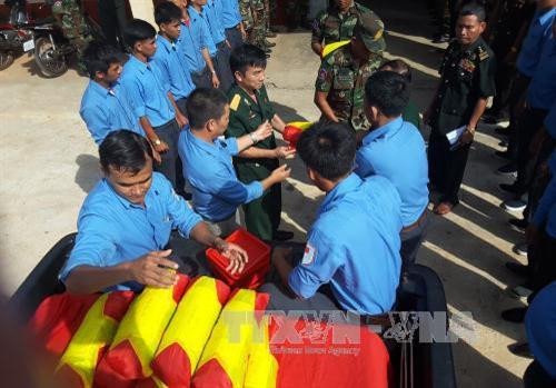 Nghi thức bàn giao hài cốt liệt sỹ Việt Nam giữa Đội K72 và chính quyền địa phương tại Campuchia. Ảnh: TTXVN Nghi thức bàn giao hài cốt liệt sỹ Việt Nam giữa Đội K72 và chính quyền địa phương tại Campuchia. Ảnh: TTXVN