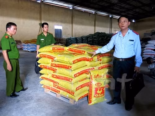 Thu hồi và niêm phong toàn bộ lô hàng thức ăn chăn nuôi chứa chất cấm. (Ảnh: PV/Vietnam+)