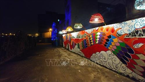 Không gian con đường nghệ thuật cộng đồng Phúc Tân vào ban đêm. Ảnh: TTXVN Không gian con đường nghệ thuật cộng đồng Phúc Tân vào ban đêm. Ảnh: TTXVN