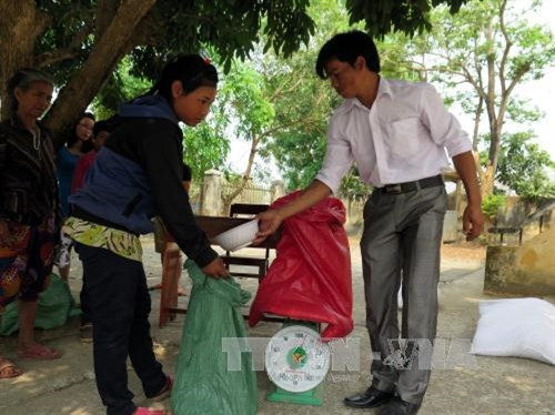 Chị Y Mách ở làng Kroong Klah, xã Kroong, thành phố Kon Tum được hỗ trợ 75 kg gạo cứu đói trong dịp giáp hạt. Chị Y Mách ở làng Kroong Klah, xã Kroong, thành phố Kon Tum được hỗ trợ 75 kg gạo cứu đói trong dịp giáp hạt.