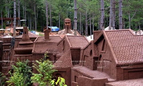 Những ngôi biệt thự cổ tạo dựng trong Đường hầm đất sét nằm ven rừng thông Đà Lạt.