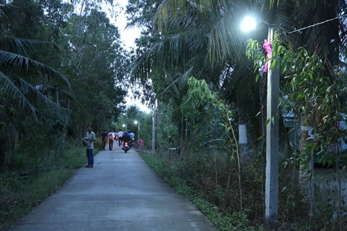 Công trình thanh niên “Thắp sáng đường quê” có chiều dài gần 2.600m chính thức đưa vào hoạt động. Ảnh: Hoài Thu – TTXVN Công trình thanh niên “Thắp sáng đường quê” có chiều dài gần 2.600m chính thức đưa vào hoạt động. Ảnh: Hoài Thu – TTXVN