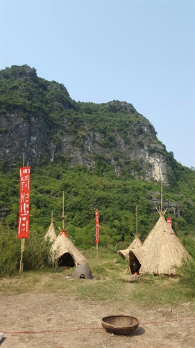 Làng thổ dân với khoảng 40 túp lều được dựng tại khu du lịch Tràng An, xã Ninh Xuân, huyện Hoa Lư nơi đoàn phim Kong: Đảo đầu lâu dựng phim trường. Làng thổ dân với khoảng 40 túp lều được dựng tại khu du lịch Tràng An, xã Ninh Xuân, huyện Hoa Lư nơi đoàn phim Kong: Đảo đầu lâu dựng phim trường.