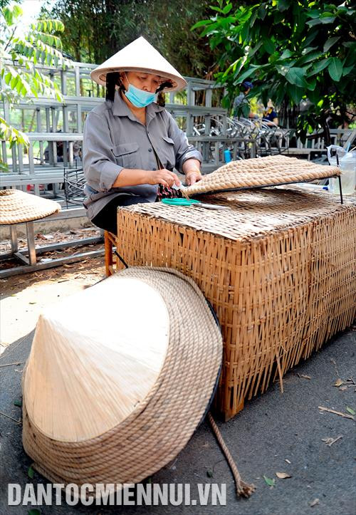 Tạo hình biểu tượng nón lá đặc trưng của Tết Việt