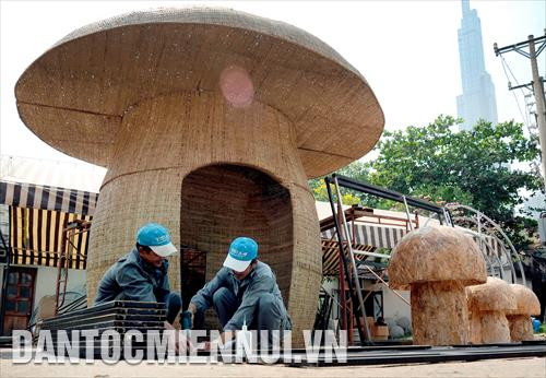 Các công nhân tất bật thực hiện các phần việc trên các tiểu cảnh của Đường hoa Nguyễn Huệ Tết Canh Tý 2020.