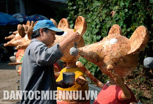 Công nhân trang trí các cụm linh vật "Chuột" của Đường hoa Nguyễn Huệ Tết Canh Tý 2020