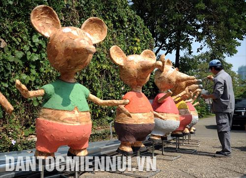 Công nhân trang trí các cụm linh vật "Chuột" của Đường hoa Nguyễn Huệ Tết Canh Tý 2020