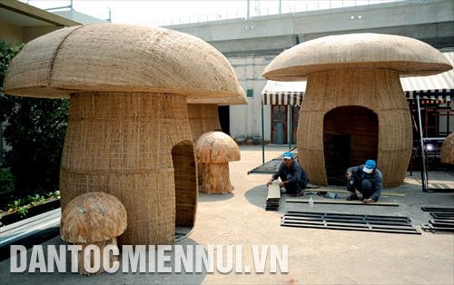 Các công nhân tất bật thực hiện các phần việc trên các tiểu cảnh của Đường hoa Nguyễn Huệ Tết Canh Tý 2020.