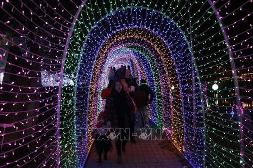 Đông đảo du khách đến tham quan Chương trình Trưng bày ánh sáng nghệ thuật. Ảnh: Việt Dũng - TTXVN Đông đảo du khách đến tham quan Chương trình Trưng bày ánh sáng nghệ thuật. Ảnh: Việt Dũng - TTXVN