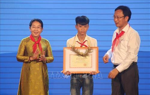 Học sinh Nguyễn Thành Điệp nhận Bằng khen của trưởng Bộ Giáo dục và Đào tạo tại Liên hoan thiếu nhi vượt khó học giỏi toàn quốc lần thứ 3 năm 2019. Ảnh: Xuân Dự - TTXVN Học sinh Nguyễn Thành Điệp nhận Bằng khen của trưởng Bộ Giáo dục và Đào tạo tại Liên hoan thiếu nhi vượt khó học giỏi toàn quốc lần thứ 3 năm 2019. Ảnh: Xuân Dự - TTXVN