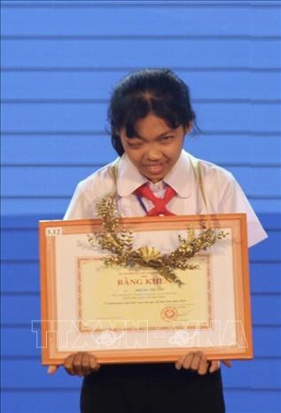 Nữ sinh Phùng Thị Vân nhận Bằng khen của Bộ trưởng Bộ Giáo dục và Đào tạo tại Liên hoan thiếu nhi vượt khó học giỏi toàn quốc lần thứ 3 năm 2019. Ảnh: Xuân Dự - TTXVN Nữ sinh Phùng Thị Vân nhận Bằng khen của Bộ trưởng Bộ Giáo dục và Đào tạo tại Liên hoan thiếu nhi vượt khó học giỏi toàn quốc lần thứ 3 năm 2019. Ảnh: Xuân Dự - TTXVN