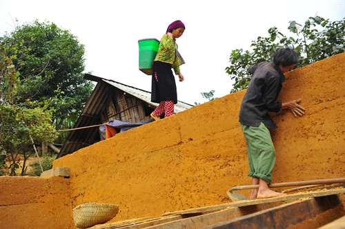 Tất cả các khâu để hoàn thiện một ngôi nhà trình tường đều được làm thủ công bằng tay mà không dùng bất cứ máy móc nào.