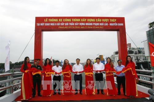 Cắt băng thông xe nhánh còn lại cầu vượt tại ngã 6 Gò Vấp. Ảnh: Hoàng Hải-TTXVN