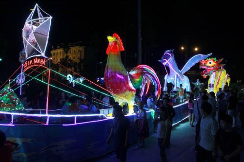 Các mô hình đèn lồng tham gia diễn diễu trong đêm hội thành Tuyên năm 2017 . Ảnh: Quang Cường – TTXVN Các mô hình đèn lồng tham gia diễn diễu trong đêm hội thành Tuyên năm 2017 . Ảnh: Quang Cường – TTXVN