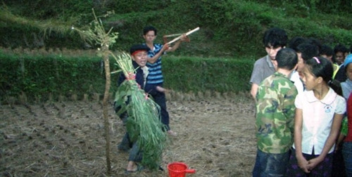 Thầy hành lễ đang múa thách thức mặt trời, xạ thủ chuẩn bị bắn cung vào mặt trời khi các thành viên dòng họ Sùng đứng thành hình tròn bên cạnh. Thầy hành lễ đang múa thách thức mặt trời, xạ thủ chuẩn bị bắn cung vào mặt trời khi các thành viên dòng họ Sùng đứng thành hình tròn bên cạnh.