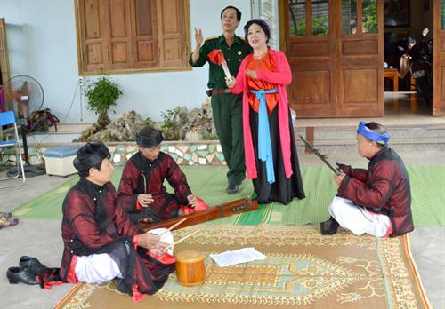 Bà Lê Hương Lý luyện tập cùng các thành viên trong CLB Đàn hát dân ca và Chèo tỉnh Tuyên Quang. Ảnh baotuyenquang.com.vn