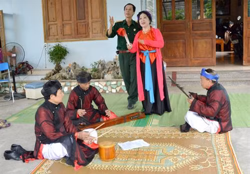 Bà Lê Hương Lý luyện tập cùng các thành viên trong CLB Đàn hát dân ca và Chèo tỉnh Tuyên Quang. Ảnh baotuyenquang.com.vn