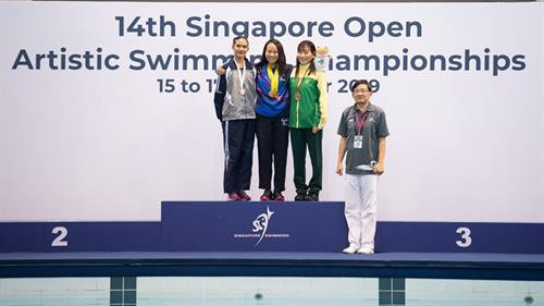 Phần thi giành huy chương đồng vô địch Giải bơi nghệ thuật Singapore mở rộng lần thứ 14 của VĐV Phan Mảnh Nhi. Ảnh: Fanpage Singapore Swimming Association.