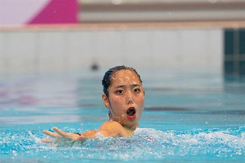 Phần thi giành huy chương đồng vô địch Giải bơi nghệ thuật Singapore mở rộng lần thứ 14 của VĐV Phan Mảnh Nhi. Ảnh: Fanpage Singapore Swimming Association.