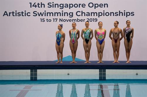 Phần thi giành huy chương đồng vô địch Giải bơi nghệ thuật Singapore mở rộng lần thứ 14 của VĐV Phan Mảnh Nhi. Ảnh: Fanpage Singapore Swimming Association.