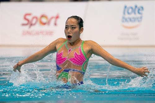 Phần thi giành huy chương đồng vô địch Giải bơi nghệ thuật Singapore mở rộng lần thứ 14 của VĐV Phan Mảnh Nhi. Ảnh: Fanpage Singapore Swimming Association.