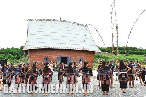 Lễ mừng lúa mới được tổ chức theo phong tục truyền thống của người Bahnar. Ảnh: Đức Thụy Lễ mừng lúa mới được tổ chức theo phong tục truyền thống của người Bahnar. Ảnh: Đức Thụy
