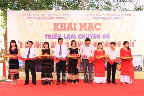 Cắt băng khai mạc Triển lãm. Ảnh: Hồng Hiếu- TTXVN Cắt băng khai mạc Triển lãm. Ảnh: Hồng Hiếu- TTXVN