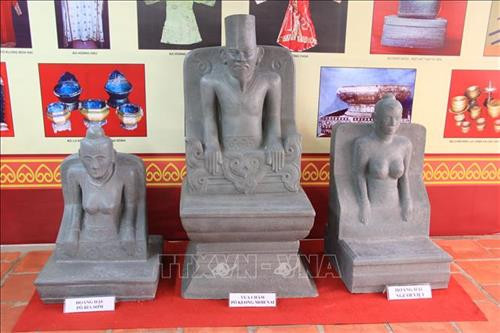 Các hiện vật được trưng bày tại Triển lãm. Ảnh: Hồng Hiếu- TTXVN Các hiện vật được trưng bày tại Triển lãm. Ảnh: Hồng Hiếu- TTXVN