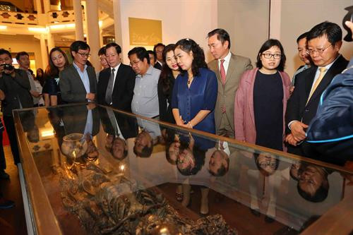 Bà Đặng Thị Bích Liên, Thứ trưởng Bộ Văn hoá, Thể thao và Du lịch cùng các đại biểu tham quan các báu vật tại triển lãm. Ảnh: Thành Đạt – TTXVN