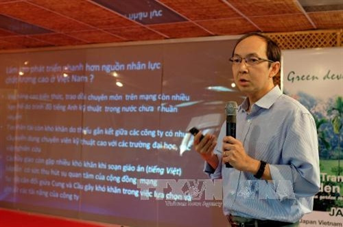 ông Nguyễn Vinh (kiều bào Mỹ) trình bày tham luận “Triển khai VietExd theo mô hình MOOCs đào tạo nhân chất lượng cao” tại Hội thảo. Ảnh: Thế Anh-TTXVN ông Nguyễn Vinh (kiều bào Mỹ) trình bày tham luận “Triển khai VietExd theo mô hình MOOCs đào tạo nhân chất lượng cao” tại Hội thảo. Ảnh: Thế Anh-TTXVN