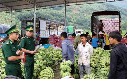 Các cán bộ, chiến sĩ Đồn Biên phòng cửa khẩu Ma Lù Thàng thường xuyên tuyên truyền vận động bà con nhân dân vùng viên nghiêm chỉnh chấp hành nội quy, quy chế về giao thương tại khu vực biên giới. Ảnh: Công Tuyên – TTXVN