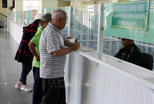 Cán bộ Đồn Biên phòng cửa khẩu Ma Lù Thàng làm thủ tục xuất, nhập cảnh qua biên giới cho người dân hai bên biên giới Việt Nam-Trung Quốc theo đúng quy định của pháp luật. Ảnh: Công Tuyên – TTXVN