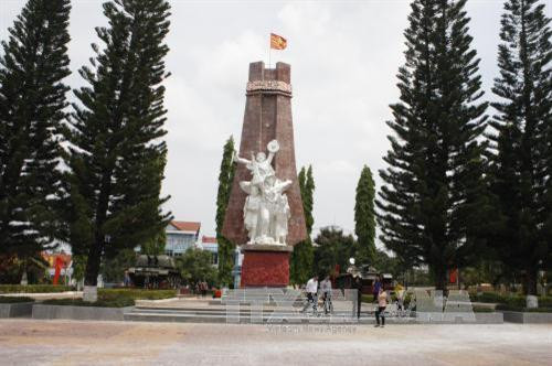 Tượng đài chiến thắng Đăk Tô-Tân Cảnh tại trung tâm huyện Đăk Tô. Ảnh: Hồng Điệp - TTXVN