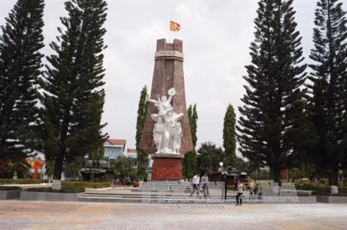 Tượng đài chiến thắng Đăk Tô-Tân Cảnh tại trung tâm huyện Đăk Tô. Ảnh: Hồng Điệp - TTXVN
