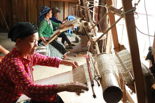 Được hưởng lợi từ các chính sách dân tộc của Nhà nước, bà con đồng bào DTTS yên tâm sản xuất phát triển kinh tế. Ảnh: Hoàng Hà