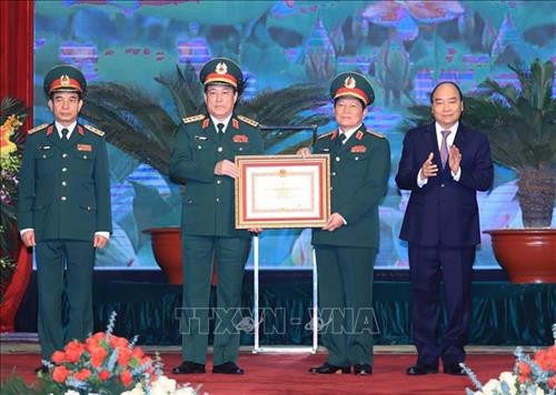 Thủ tướng Nguyễn Xuân Phúc, Chủ tịch Hội đồng thi đua - khen thưởng Trung ương trao tặng Huân chương Quân công hạng Nhất cho Bộ Quốc phòng. Ảnh: Thống Nhất – TTXVN Thủ tướng Nguyễn Xuân Phúc, Chủ tịch Hội đồng thi đua - khen thưởng Trung ương trao tặng Huân chương Quân công hạng Nhất cho Bộ Quốc phòng. Ảnh: Thống Nhất – TTXVN