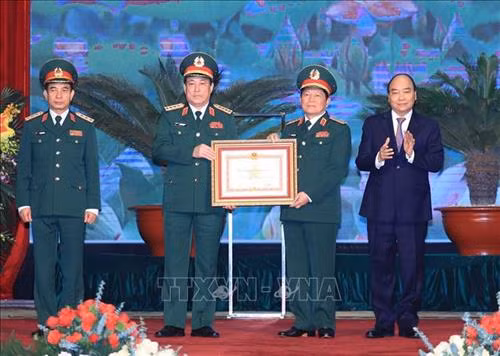 Thủ tướng Nguyễn Xuân Phúc, Chủ tịch Hội đồng thi đua - khen thưởng Trung ương trao tặng Huân chương Quân công hạng Nhất cho Bộ Quốc phòng. Ảnh: Thống Nhất – TTXVN