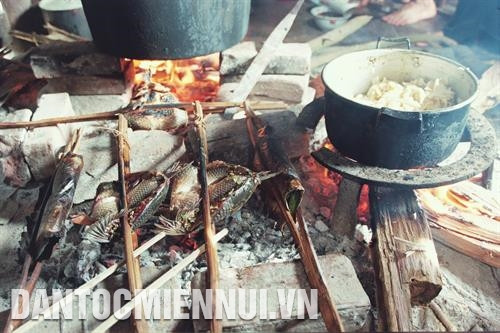 Muốn có cá ngon, người Thái nướng cá bằng than củi. Ảnh: Hoàng Hà
